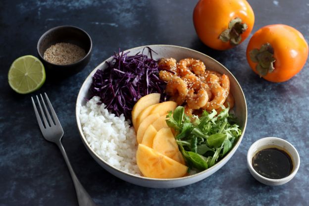 Poke Bowl mit Kaki und Shrimps