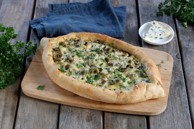 Pide mit grünen Oliven und Blauschimmelkäse