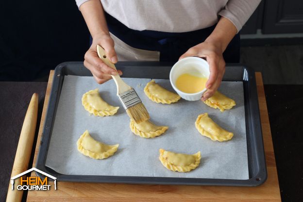 Backen der Empanadas