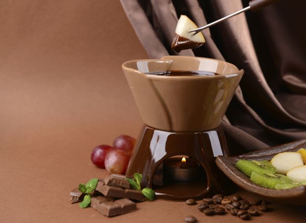 Schokoladen-Fondue mit frischen Früchten