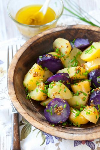 Kartoffelsalat mit blauen Kartoffeln