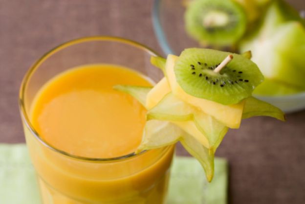 Orangen-Ananas-Smoothie mit Ingwer und Granatapfel