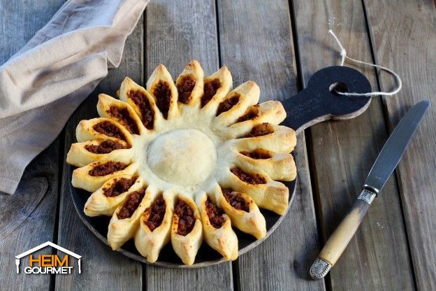 Sonnenpizza aus Hefeteig mit Bolognesefüllung