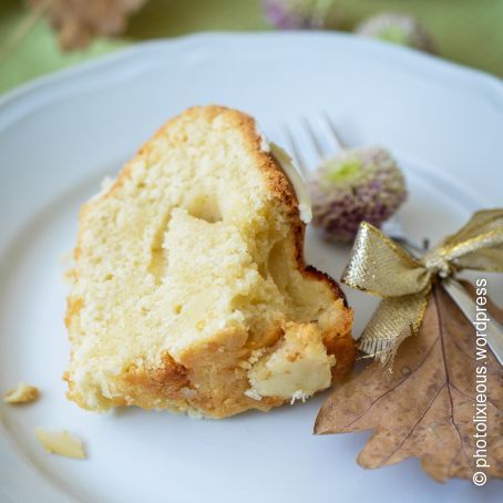 White Almond-Apple-Gugelhupf