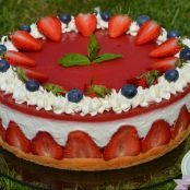 Erdbeer-Blaubeer Joghurt Torte mit Erdbeerspiegel