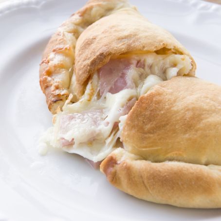 Calzone mit Käse und Schinken