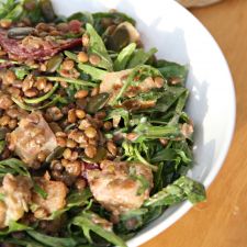 Veganer Linsensalat mit roter Bete und geröstetem Kohlrabi