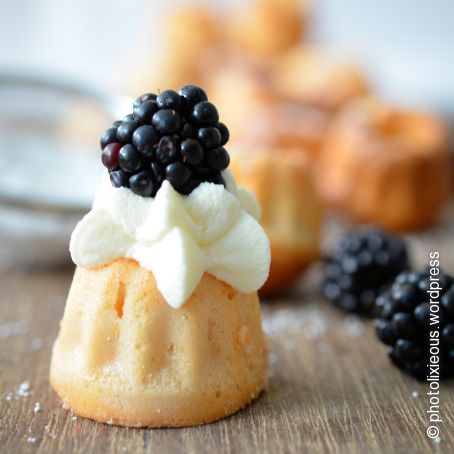 Mini-Brombeer-Gugel mit Vanillesoßenfüllung