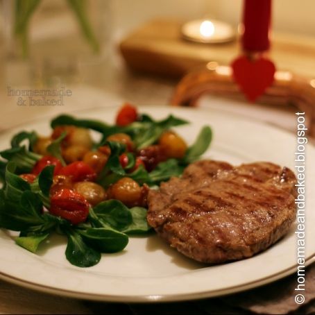 Rindersteak mit lauwarmen Tomaten auf Feldsalat