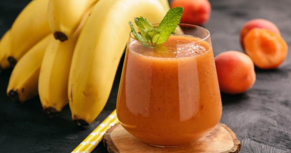 Dieser Bananen-Pfirsich-Smoothie bringt den Stoffwechsel in Schwung und ...